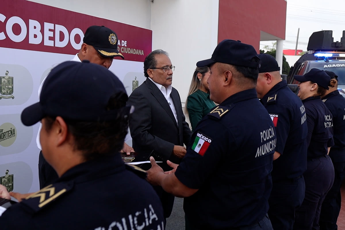Andrés Mijes con policía municipal de Escobedo